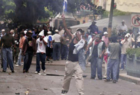 Honduraslılar darbeye karşı direniyor