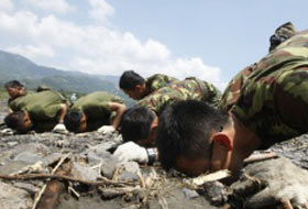 Askerler cesetleri koklayarak aradı