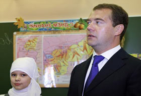 Medvedev'den başörtülü öğrenciyle açılış