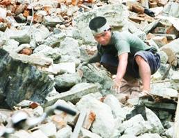 Elleriyle kazıyorlar