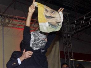 PKK yandaşları kürsüyü işgal etti !