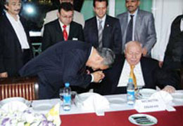 Arınç Erbakan'ın Elini Öptü