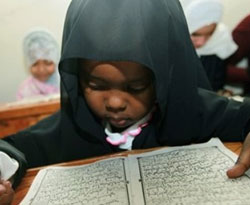 Kenya'da şeref yoksunları hortladı