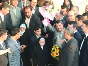 Ahmedinejad çiçeklerle karşılandı