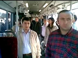 Metrobüste saygı duruşu