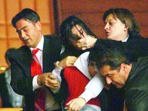 Eylemcilere önce taktik sonra fırça