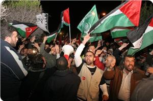 Filistin Konvoyu Ariş Limanının Kapısını Kırdı