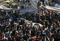 Siyonist İsrail Gazze'de aracı vurdu