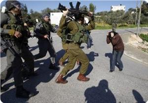 Siyonistler Filistinli Kadınları Dövdü