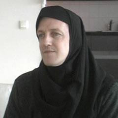 Wilders'a tepki için başörtüsü taktı