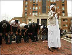 ABD'de namaz kılanlara gözaltı