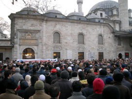 Romanlar Eyüp Sultan'da sabah namazı kıldı