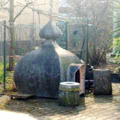 Camiye benzetilmiş köpek kulübesi