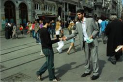 Taksim"de Kur"an meali dağıtıldı