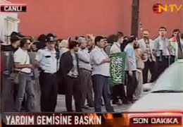 Levi'nin Evinin Önünde Protesto