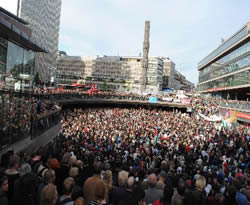 İsveç'te binlerce kişi İsrail'i protesto etti