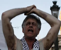 Her adımında dayak yedi!