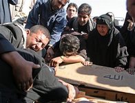 Silahlı kişiler köyü bastı