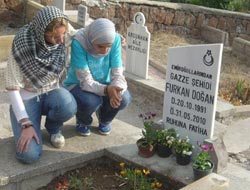 Şehid Furkan'ın Mezarında Müslüman Oldu
