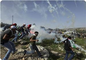 Filistinli gençler işgal güçleriyle çatıştı.