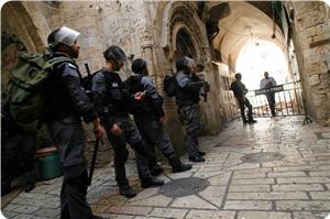 Siyonistler Namaz Kılanları Tutukladı