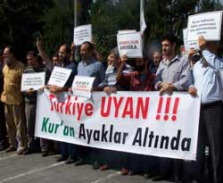 Kur'an-ı Kerim'e hakarete büyük tepki(FOTO)