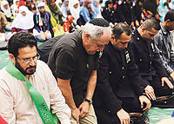 Müslümanlarla saf tutup namaz kıldı