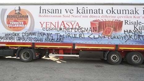 Bediüzzaman Tırı'na çirkin saldırı(FOTO)