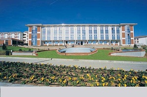 Üniversitede olay! Öğrenciler birbirine girdi