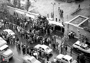 Amerikan Büyükelçiliği Ele Geçirildi(FOTO)