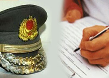 "Marş'ı Mırıldayarak Okuyor"