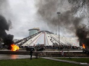 Arnavutluk'da 20 Bin Kişilik Protesto-FOTO