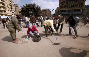 Mısır'da Halk, Sokakları Temizliyor