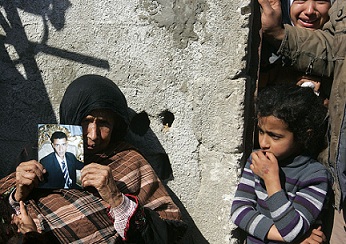 Gazze, Sabaha Bombalarla Uyandı