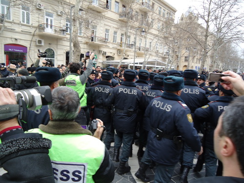 Bakü'de 240 Tutuklama