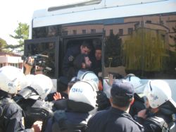 NATO Komutanına Protesto: 9 Gözaltı