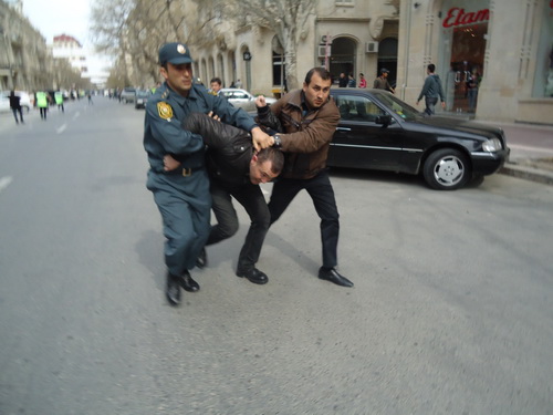 Azerbaycan'da Gözaltılar Sürüyor