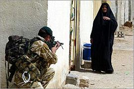 İngiliz Askerler Baskı Altında