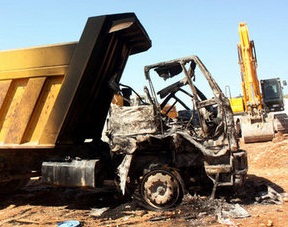 Şemdinli'de kamyon teröristlerce ateşe verildi