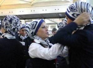 Hostesler Başörtüsü İstiyor