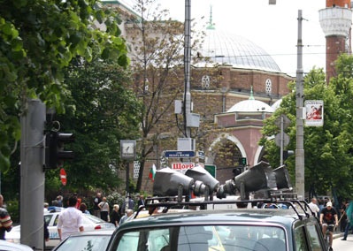 Namaz Kılan Cemaate Taşlı Yumurtalı Saldırı(FOTO)