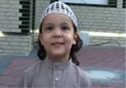 küçük İtalyan çocuk kuran Okuyor