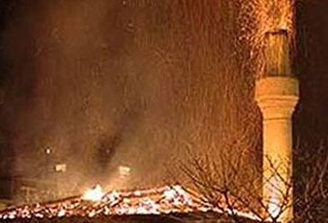 Kıbrıs'da Cami Yaktılar