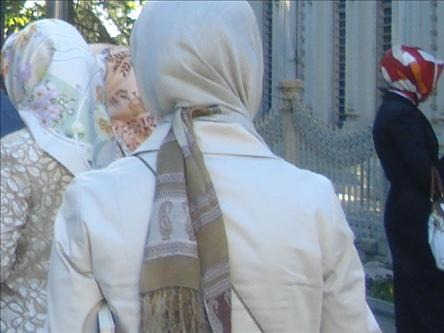 "Eşinin Başını Aç, Yoksa Atarız"