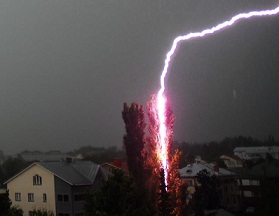 Üstlerine Yıldırım Düştü(VİDEO)