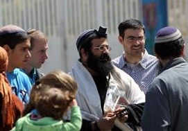 Cami Avlusunda İçki Küstahlığı