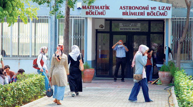 Başörtülü Öğrencileri Fişleyen Profesöre Hapis