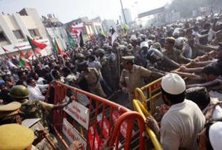 Hindli Müslümanlar "Şeytan" Taşladı