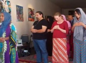 Kadın Erkeklere Namaz Kıldırıyor(VİDEO)