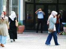 Başörtülü'yü Ders'e Almayana Hapis!